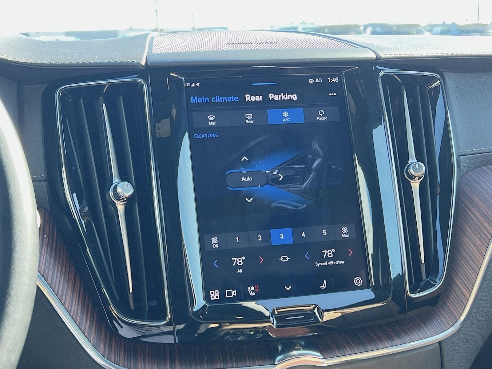 2023 Volvo XC60 B5 Ultimate Bright Theme