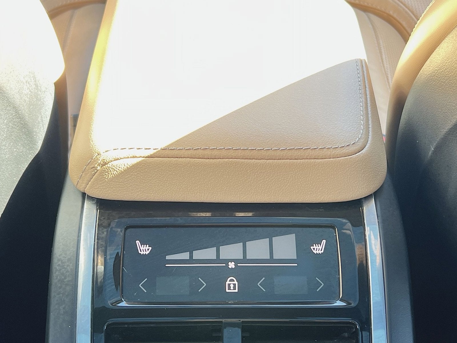 2023 Volvo XC60 B5 Ultimate Bright Theme