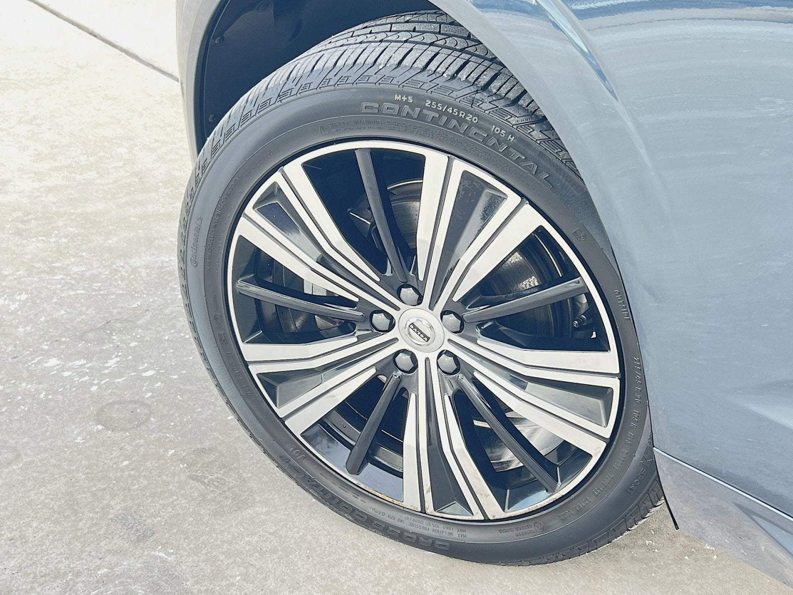 2023 Volvo XC60 B5 Ultimate Bright Theme