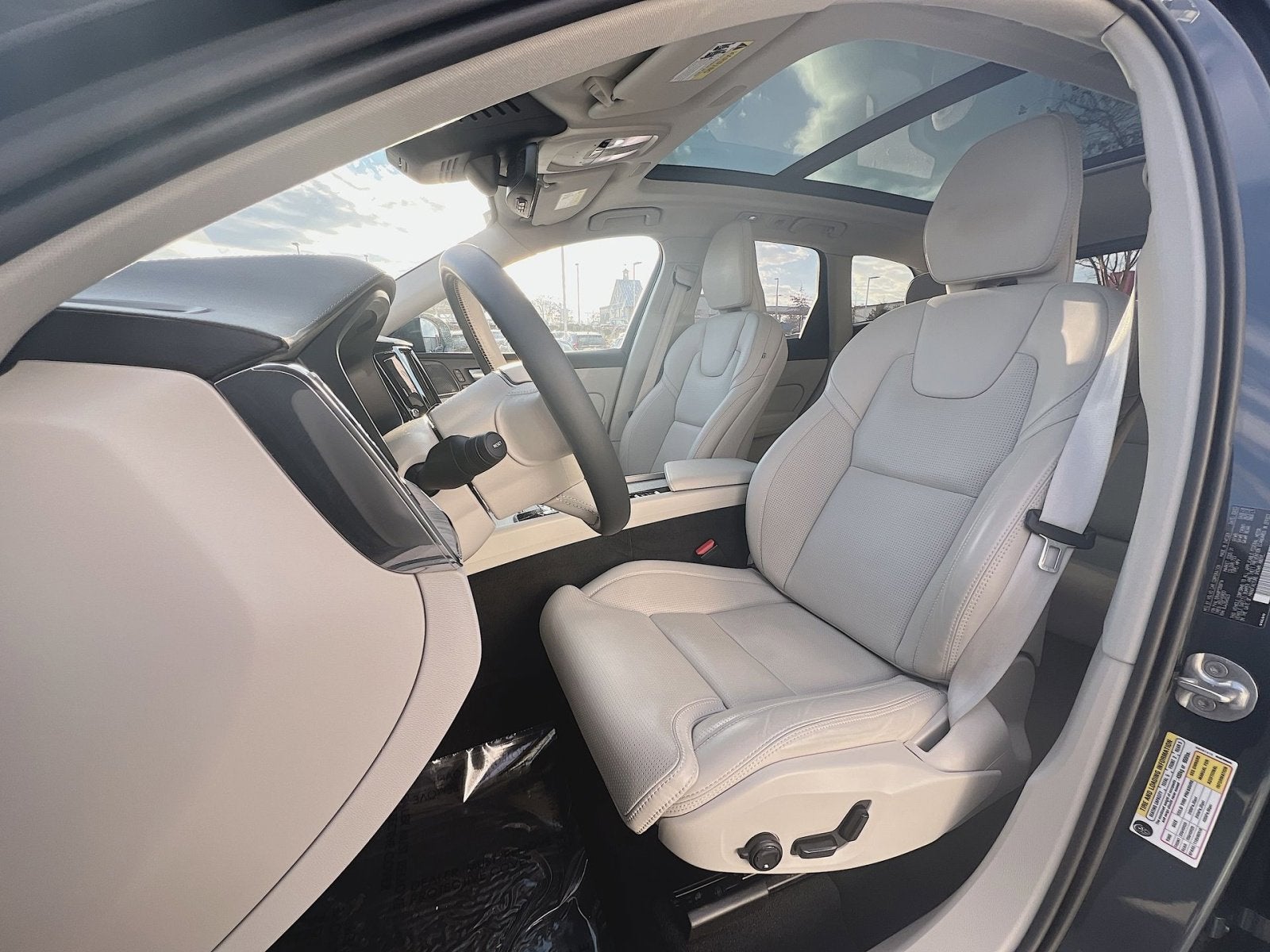 2023 Volvo XC60 B5 Ultimate Bright Theme