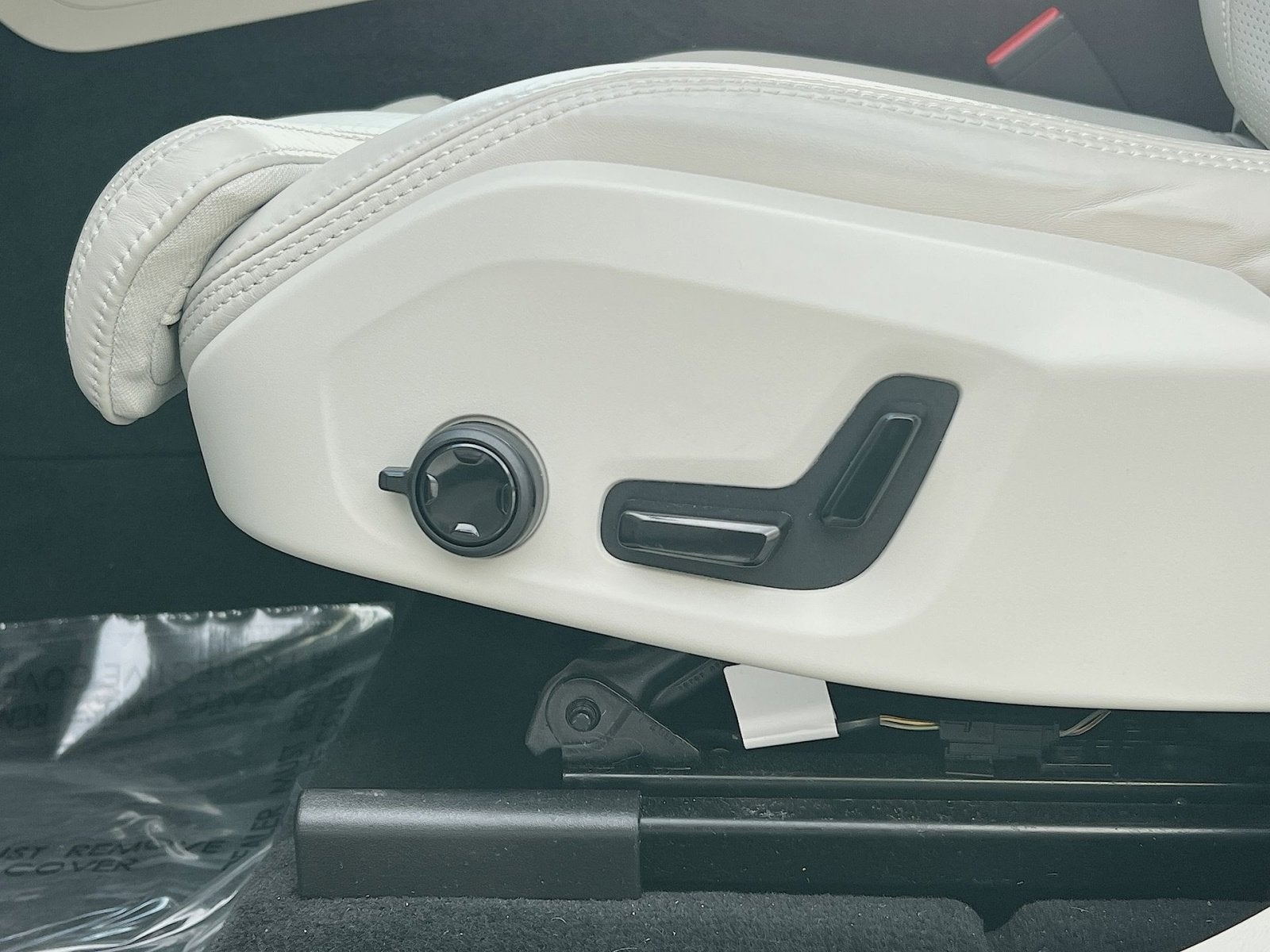 2023 Volvo XC60 B5 Ultimate Bright Theme