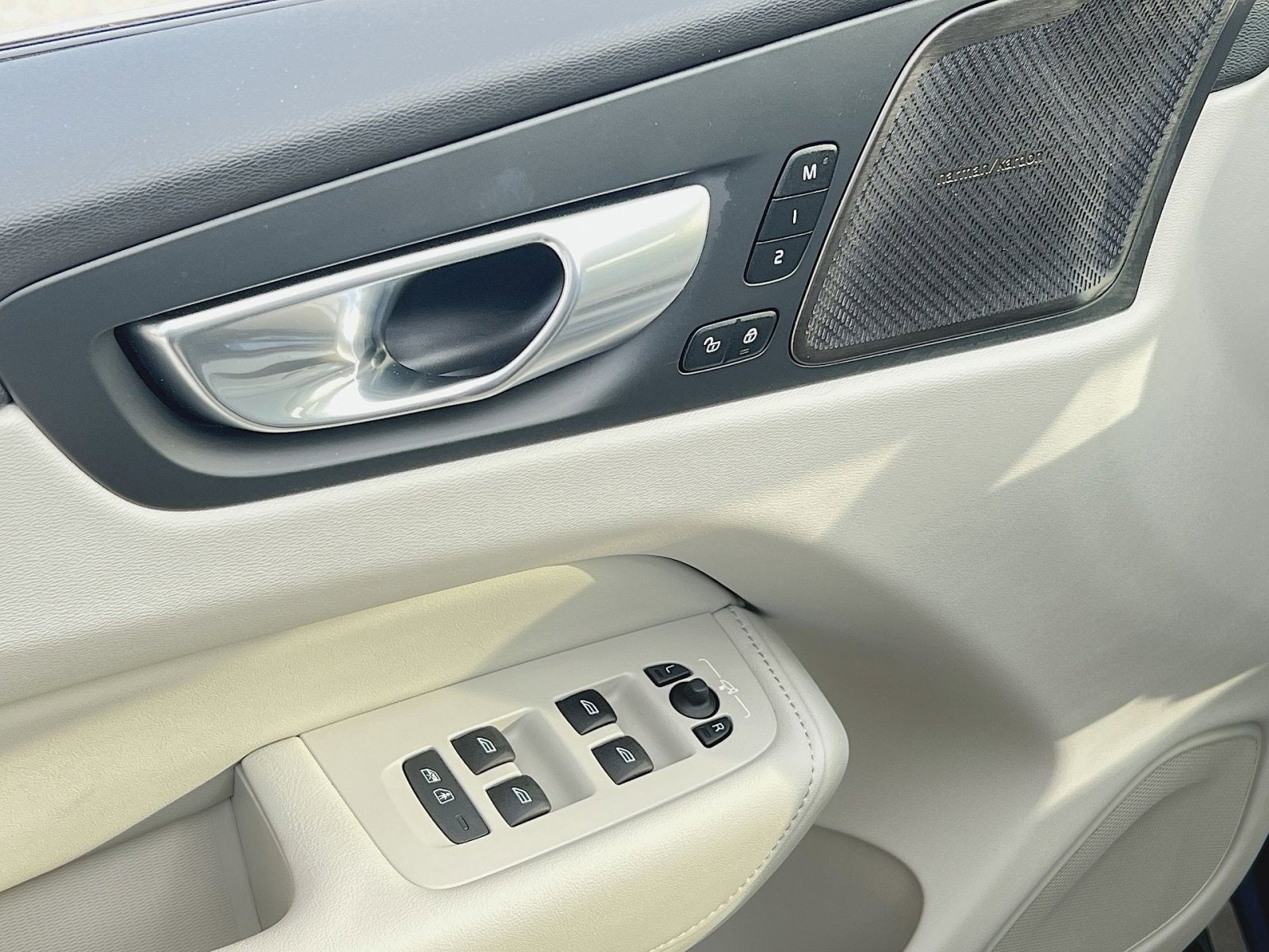 2023 Volvo XC60 B5 Ultimate Bright Theme