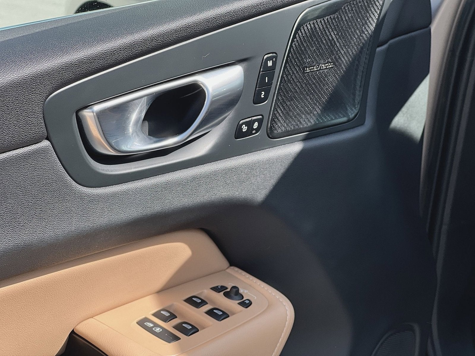 2023 Volvo XC60 B5 Ultimate Bright Theme