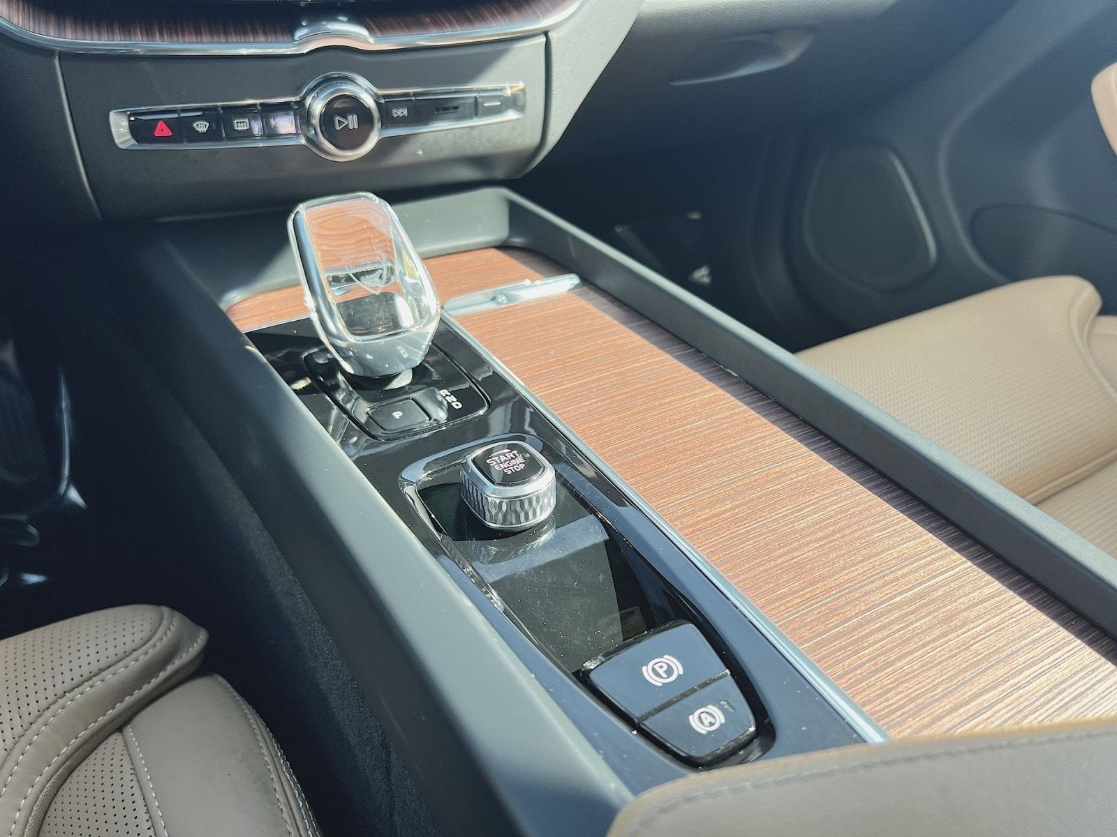 2023 Volvo XC60 B5 Ultimate Bright Theme