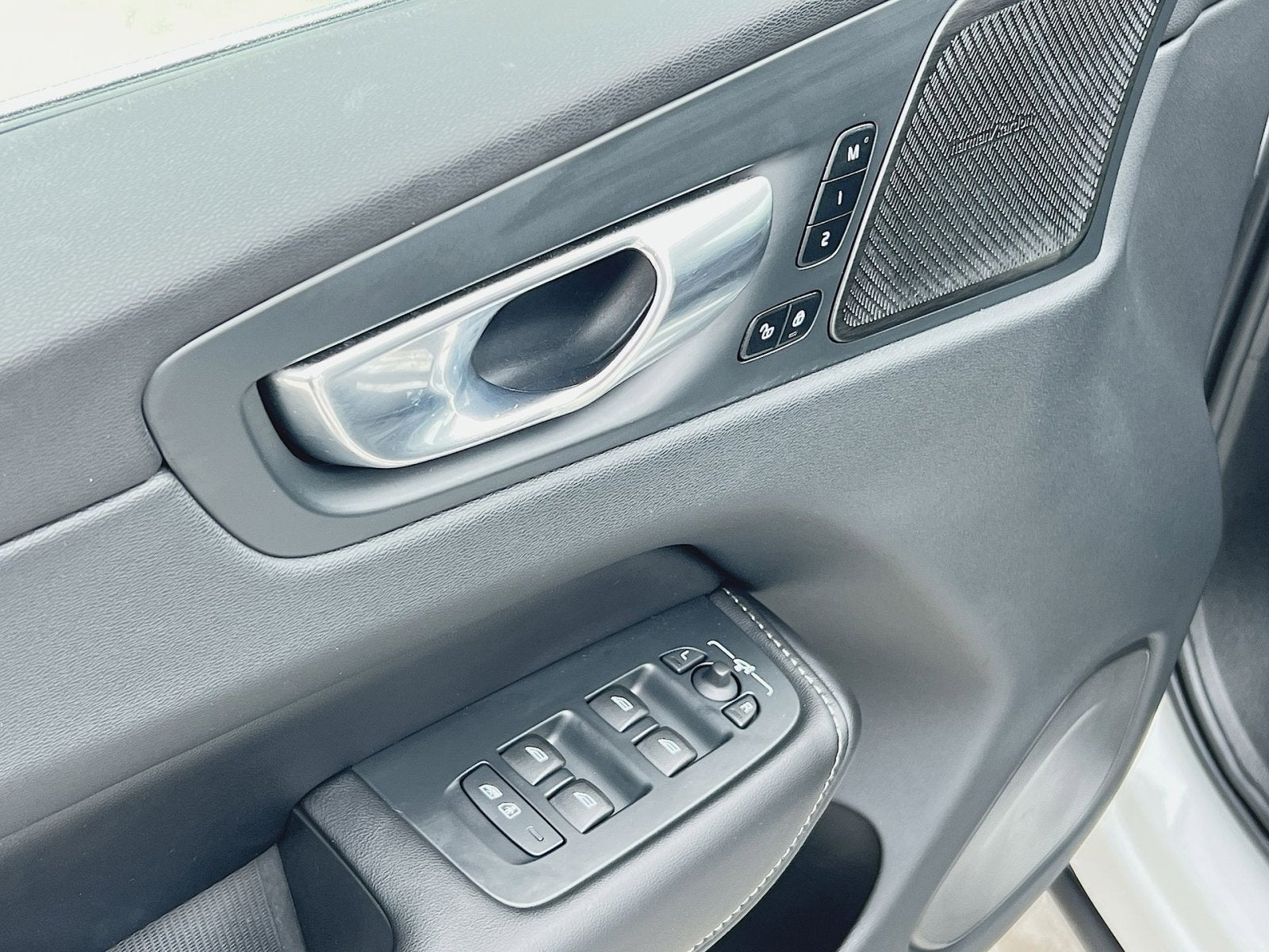 2023 Volvo XC60 B5 Ultimate Bright Theme