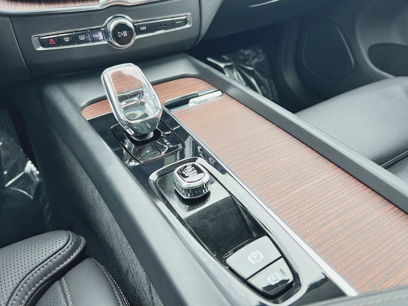 2023 Volvo XC60 B5 Ultimate Bright Theme