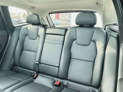 2022 Volvo XC60 B5 Momentum