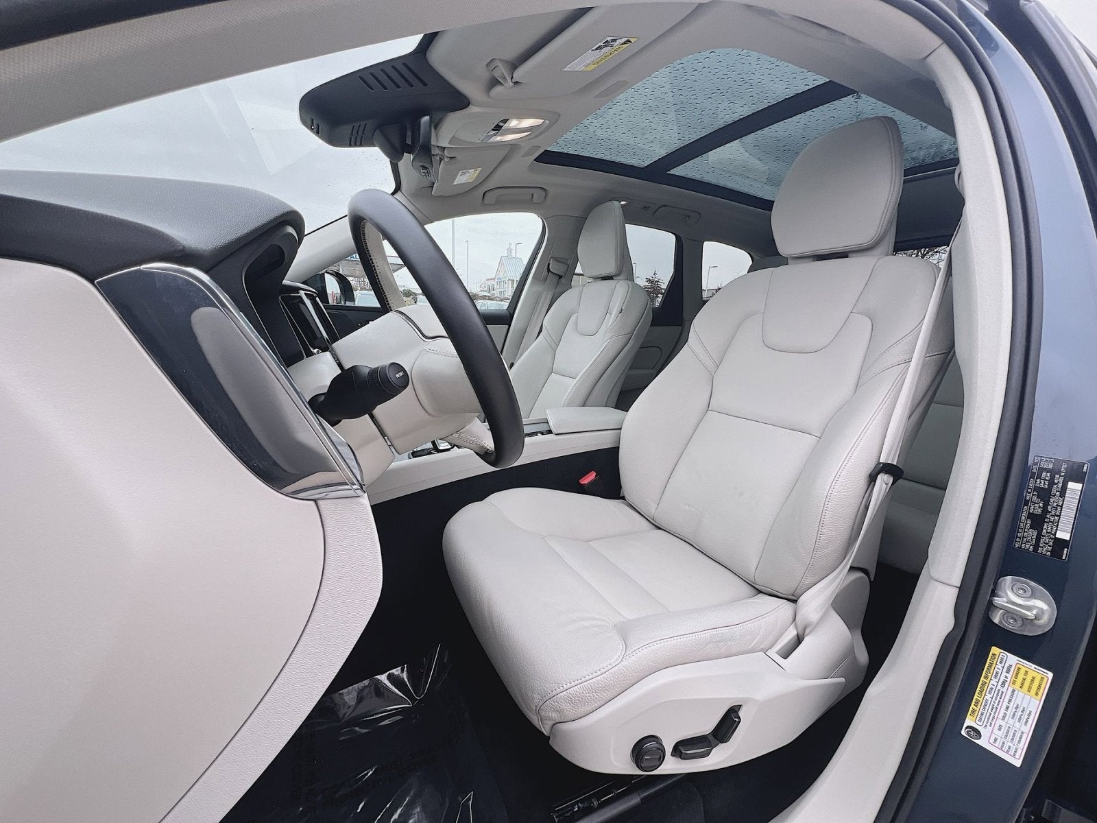 2023 Volvo XC60 B5 Plus Dark Theme