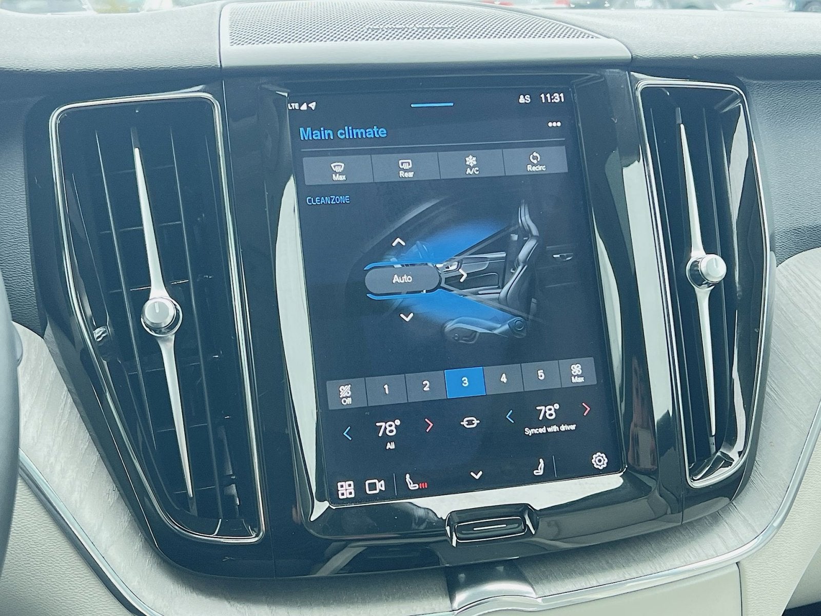 2023 Volvo XC60 B5 Plus Dark Theme