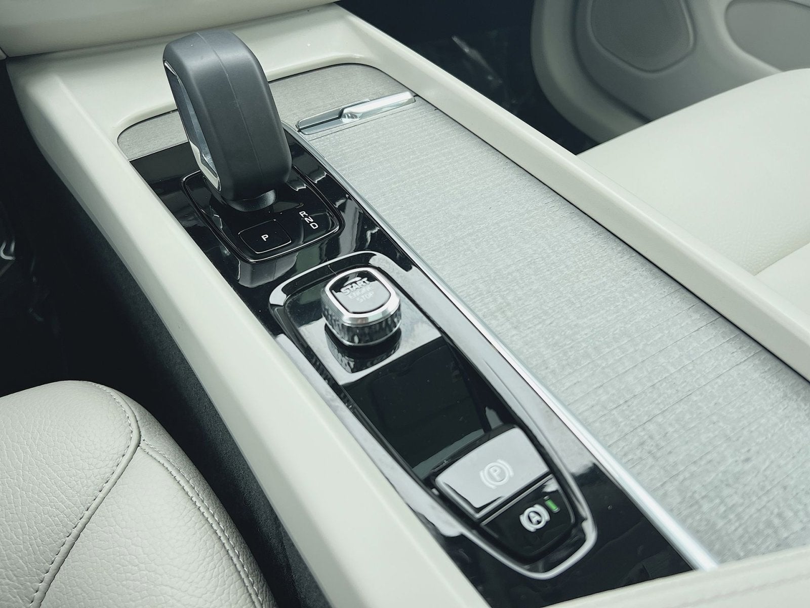 2023 Volvo XC60 B5 Plus Dark Theme