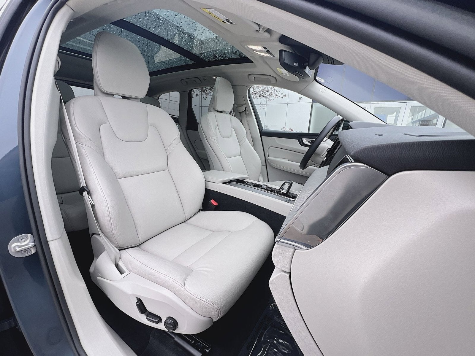 2023 Volvo XC60 B5 Plus Dark Theme