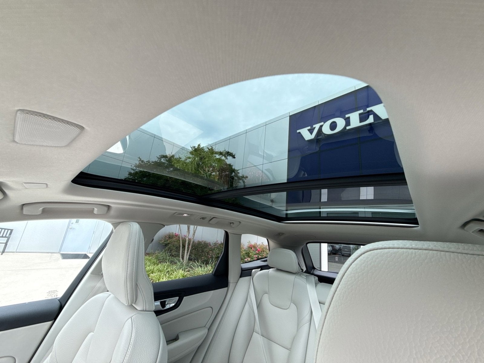 2023 Volvo XC60 B5 Plus Dark Theme