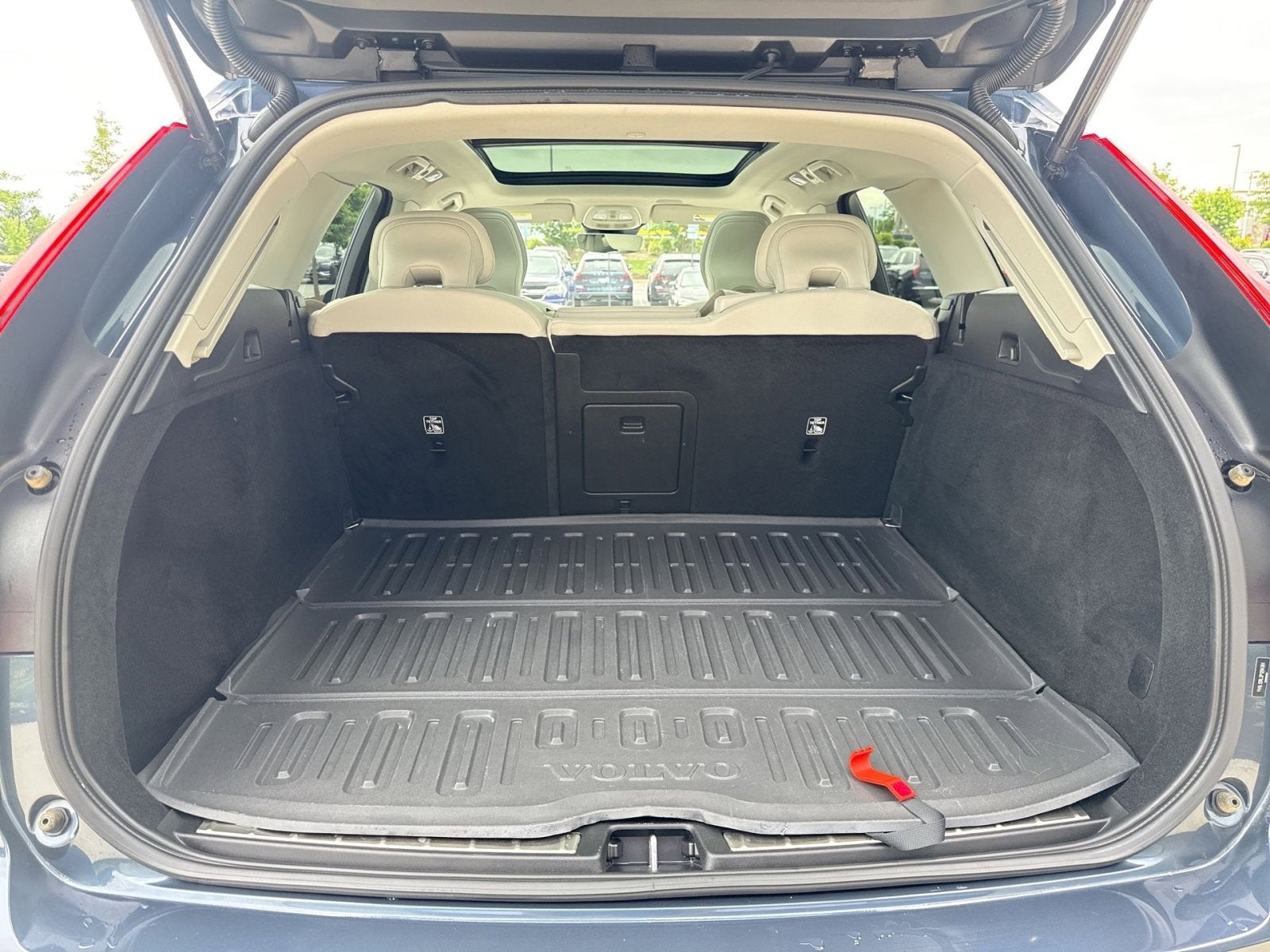 2023 Volvo XC60 B5 Plus Dark Theme