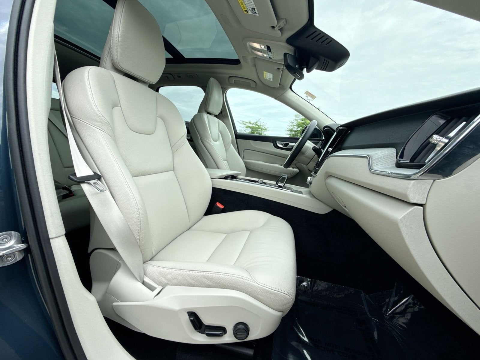 2023 Volvo XC60 B5 Plus Dark Theme