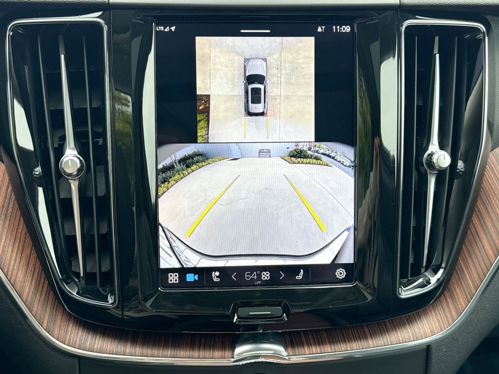 2024 Volvo XC60 B5 Plus Dark Theme