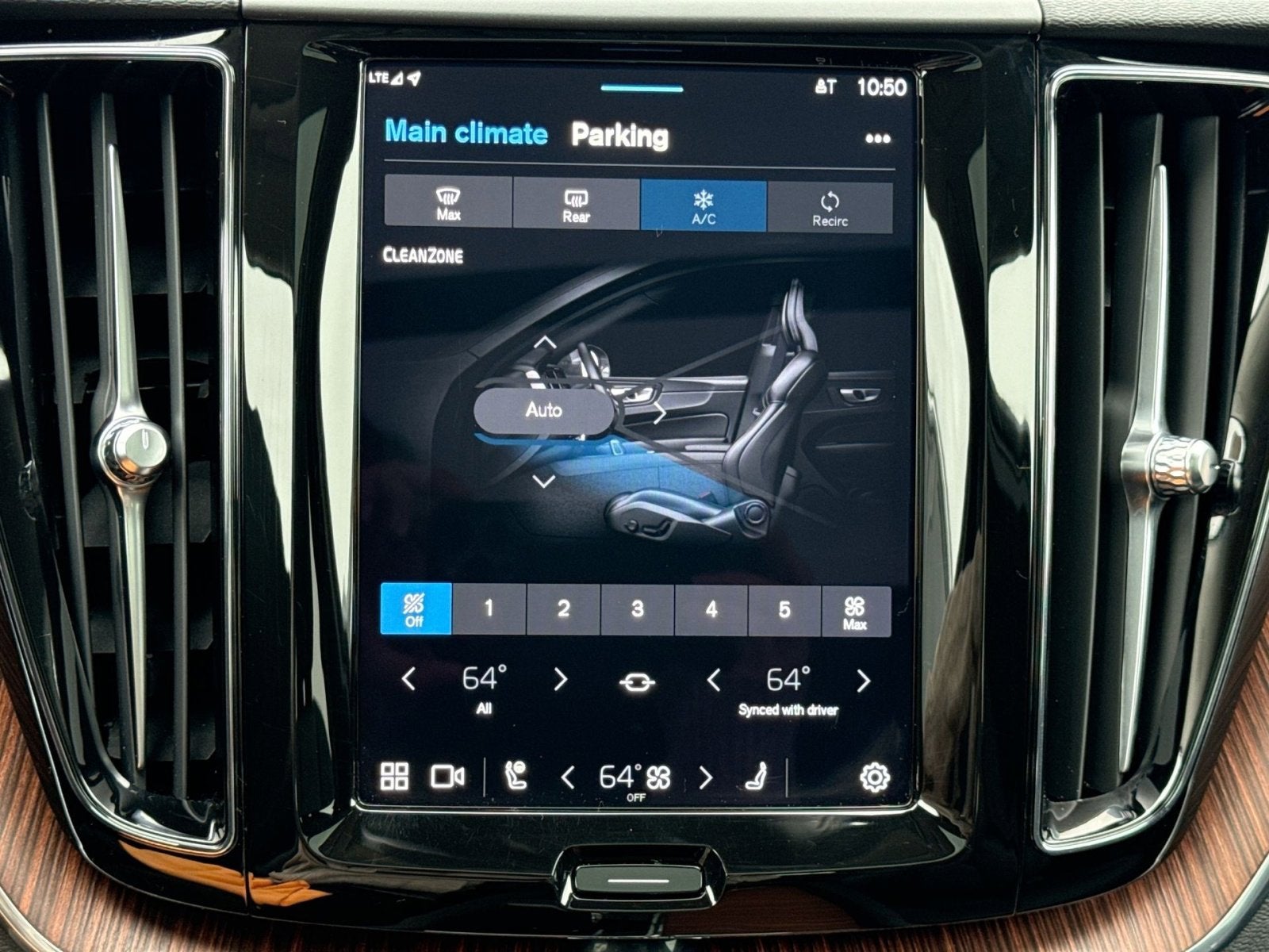 2024 Volvo XC60 B5 Plus Dark Theme