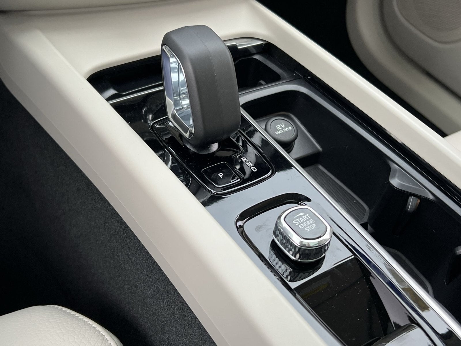 2024 Volvo XC60 B5 Plus Dark Theme