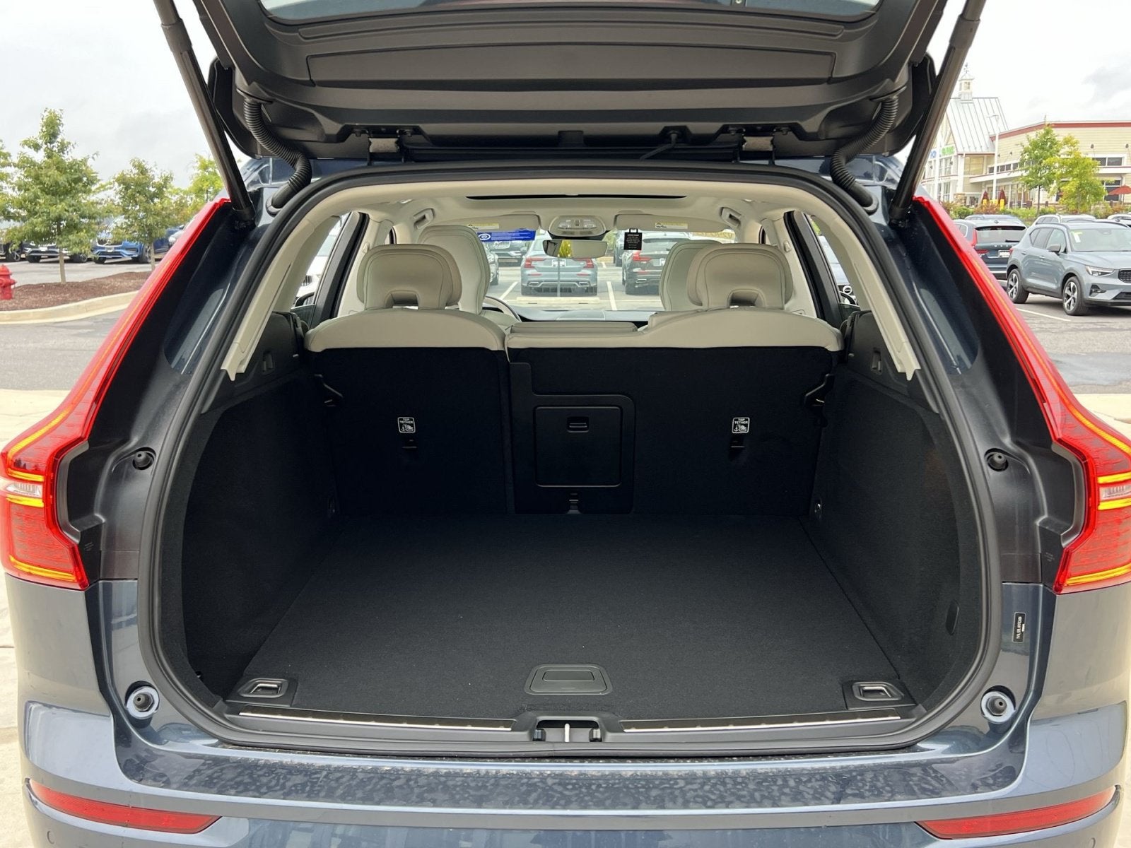 2024 Volvo XC60 B5 Plus Dark Theme