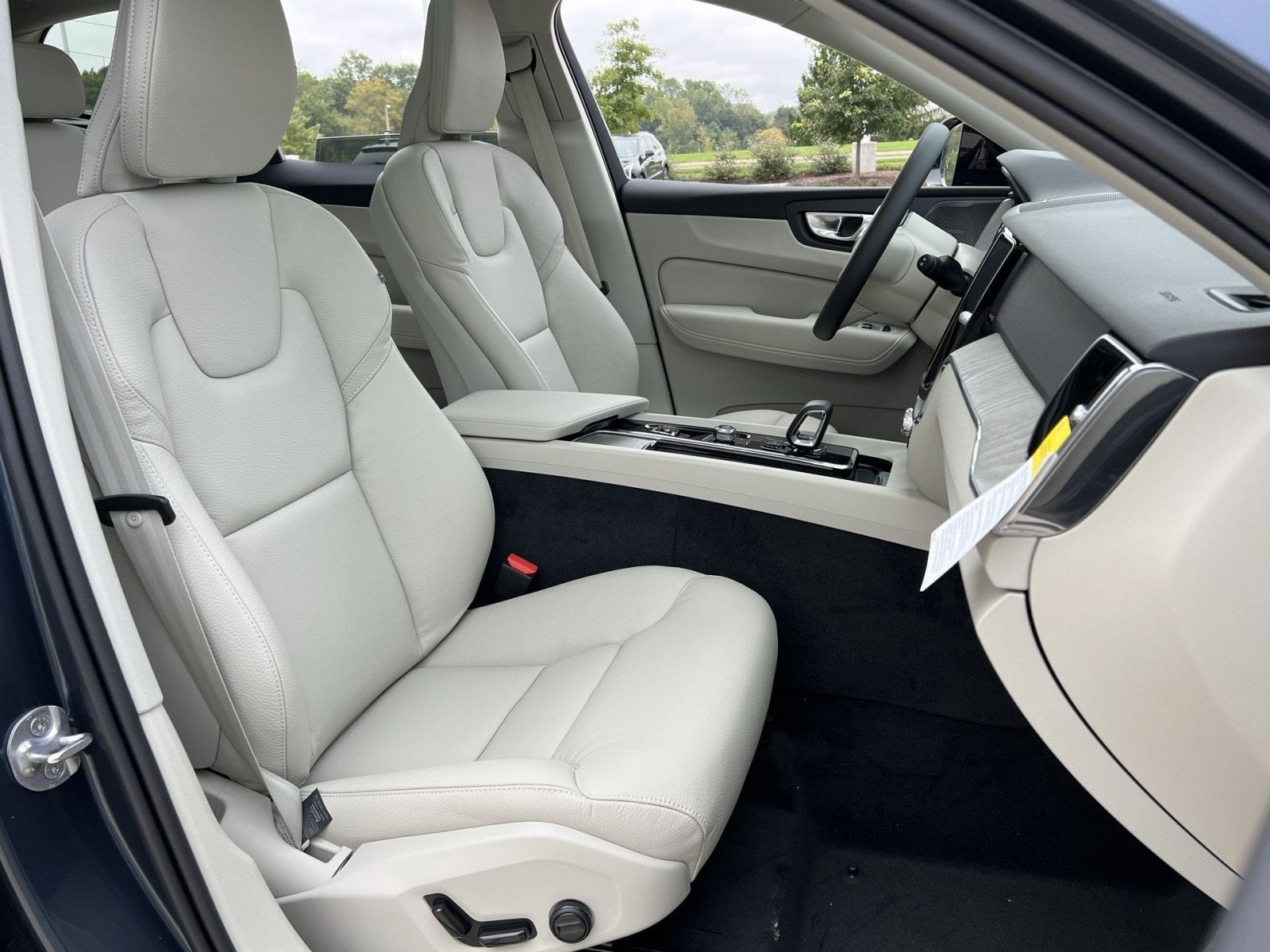 2024 Volvo XC60 B5 Plus Dark Theme