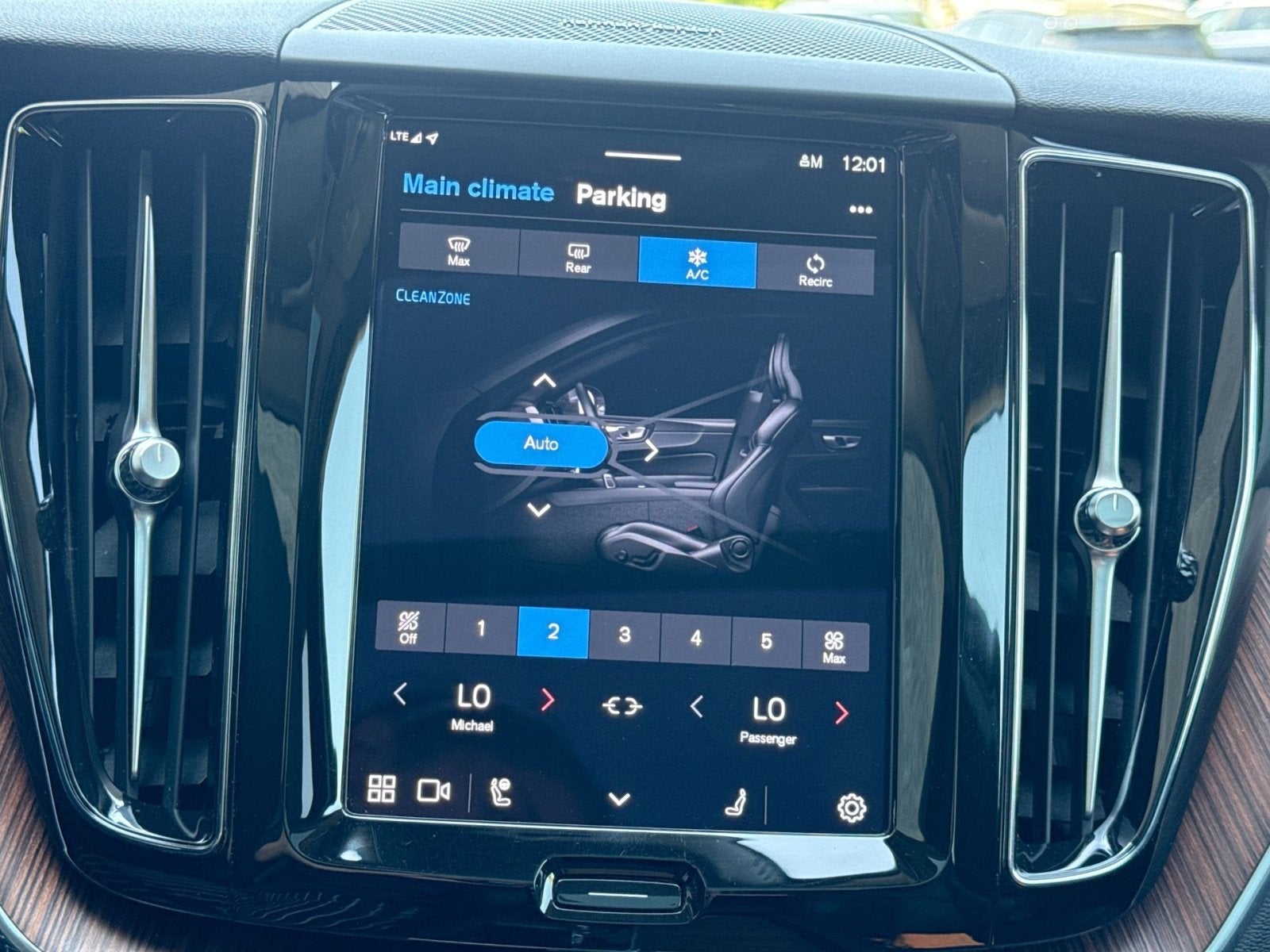 2024 Volvo XC60 B5 Plus Dark Theme