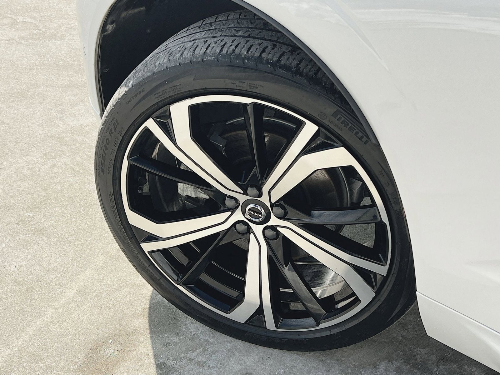 2023 Volvo XC60 B5 Ultimate Dark Theme