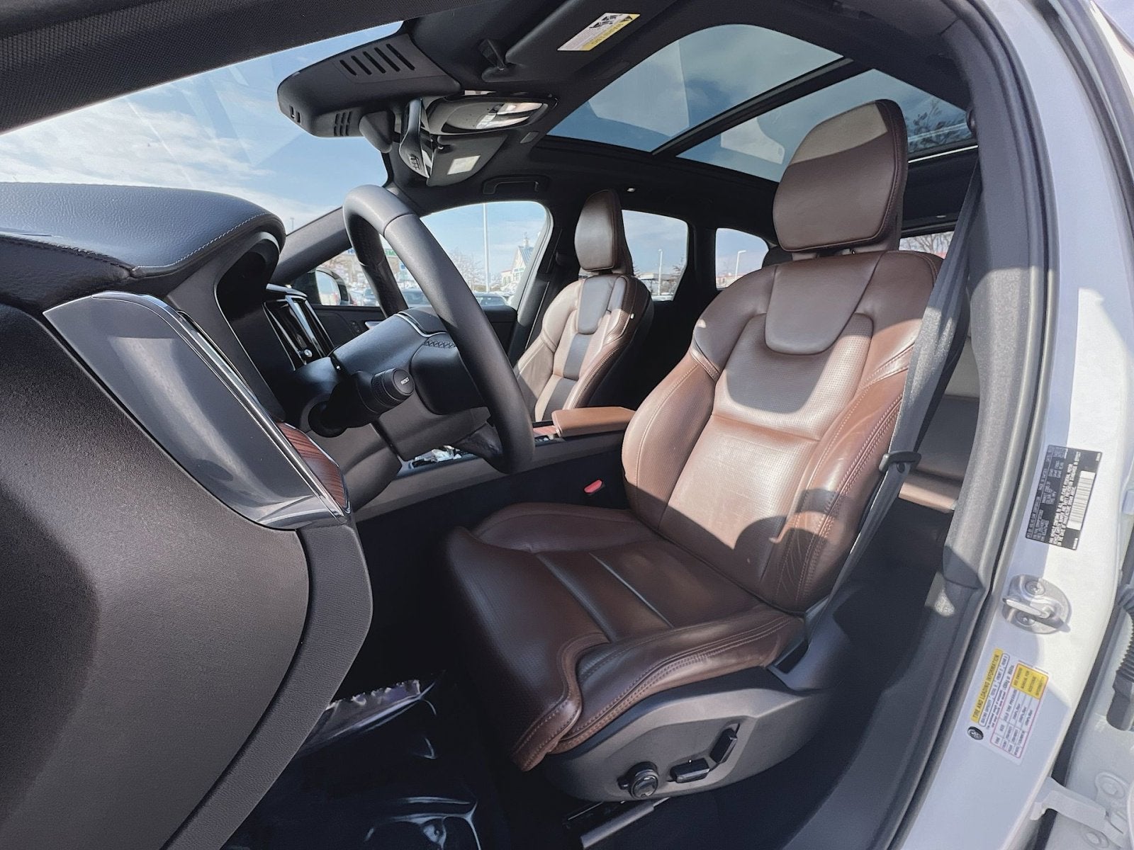 2023 Volvo XC60 B5 Ultimate Dark Theme