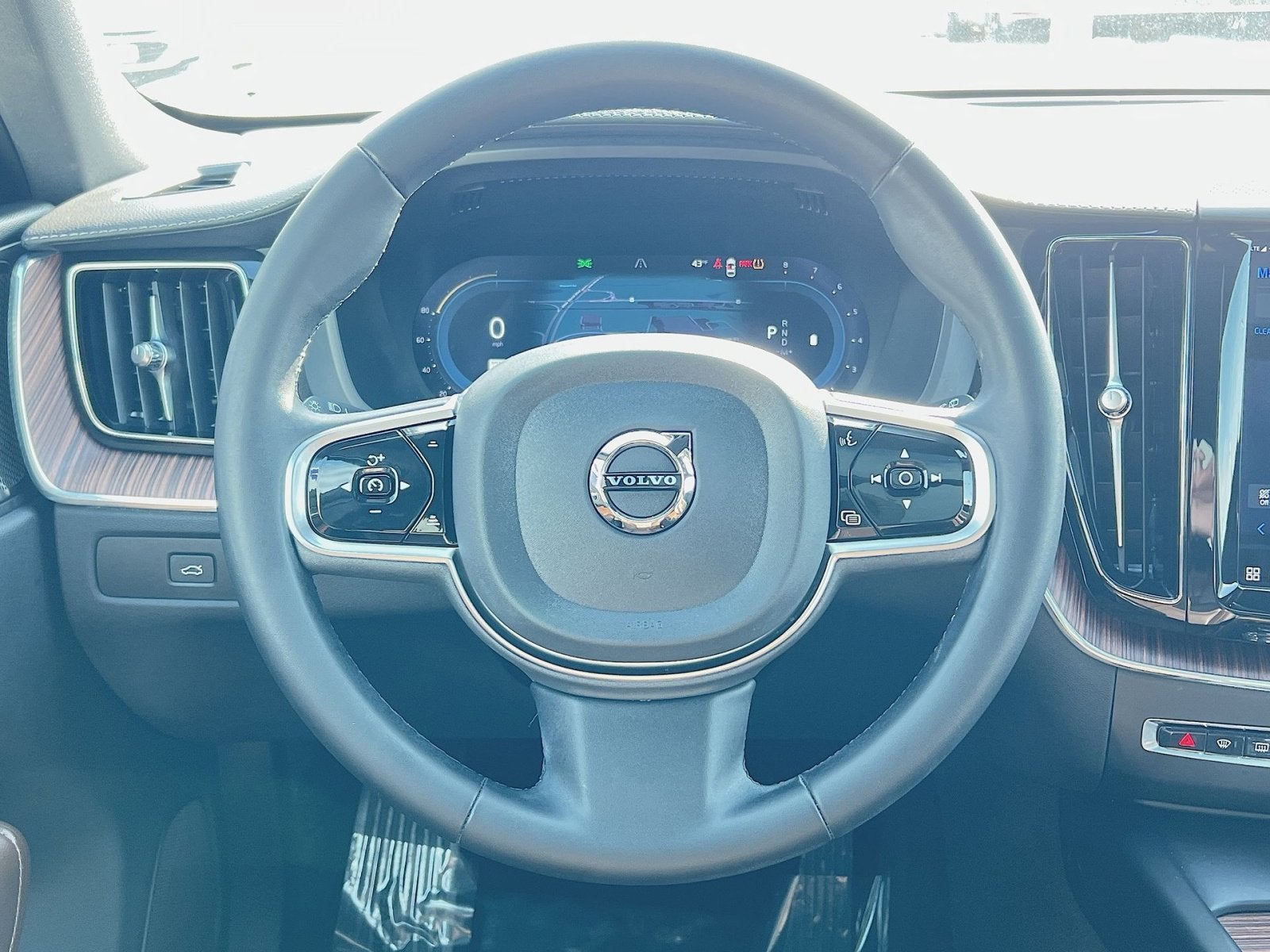 2023 Volvo XC60 B5 Ultimate Dark Theme