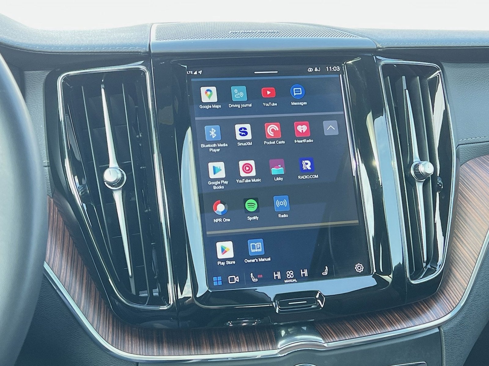 2023 Volvo XC60 B5 Ultimate Dark Theme