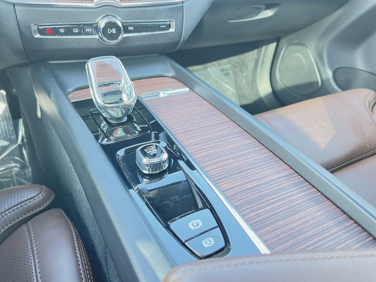 2023 Volvo XC60 B5 Ultimate Dark Theme