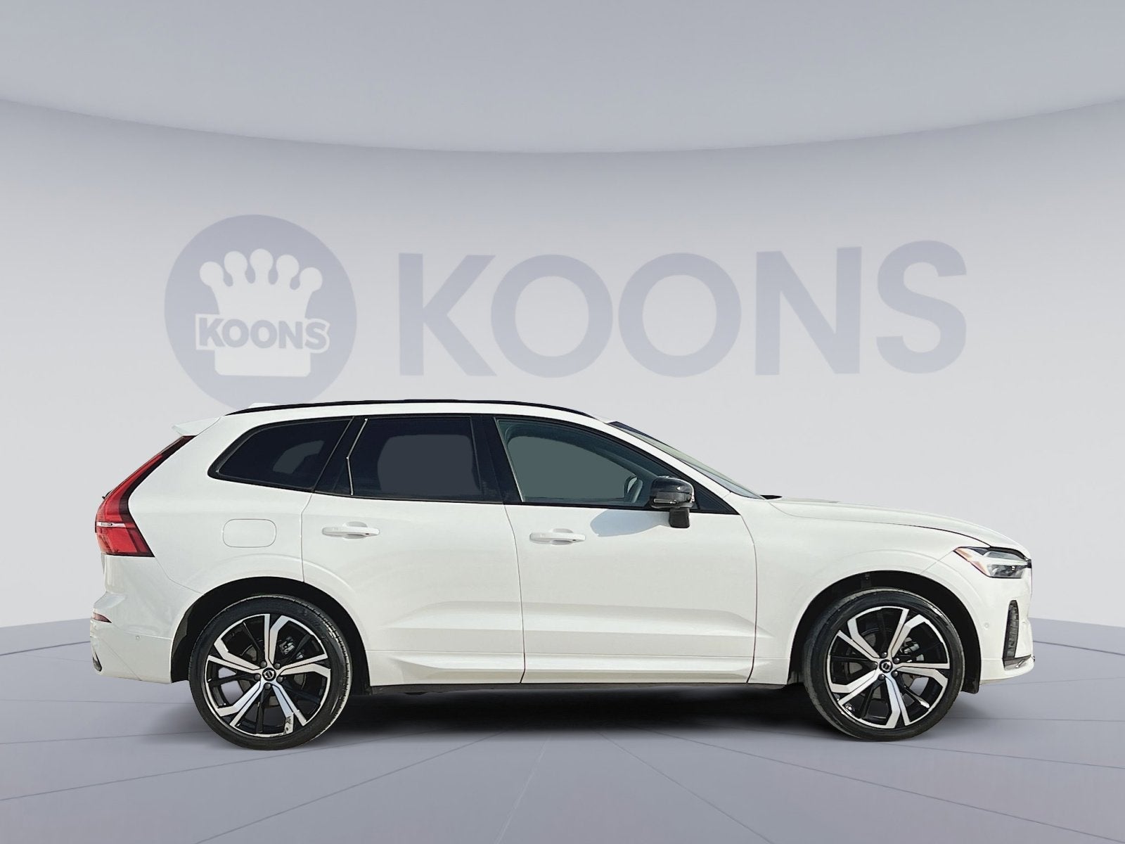 2023 Volvo XC60 B5 Ultimate Dark Theme