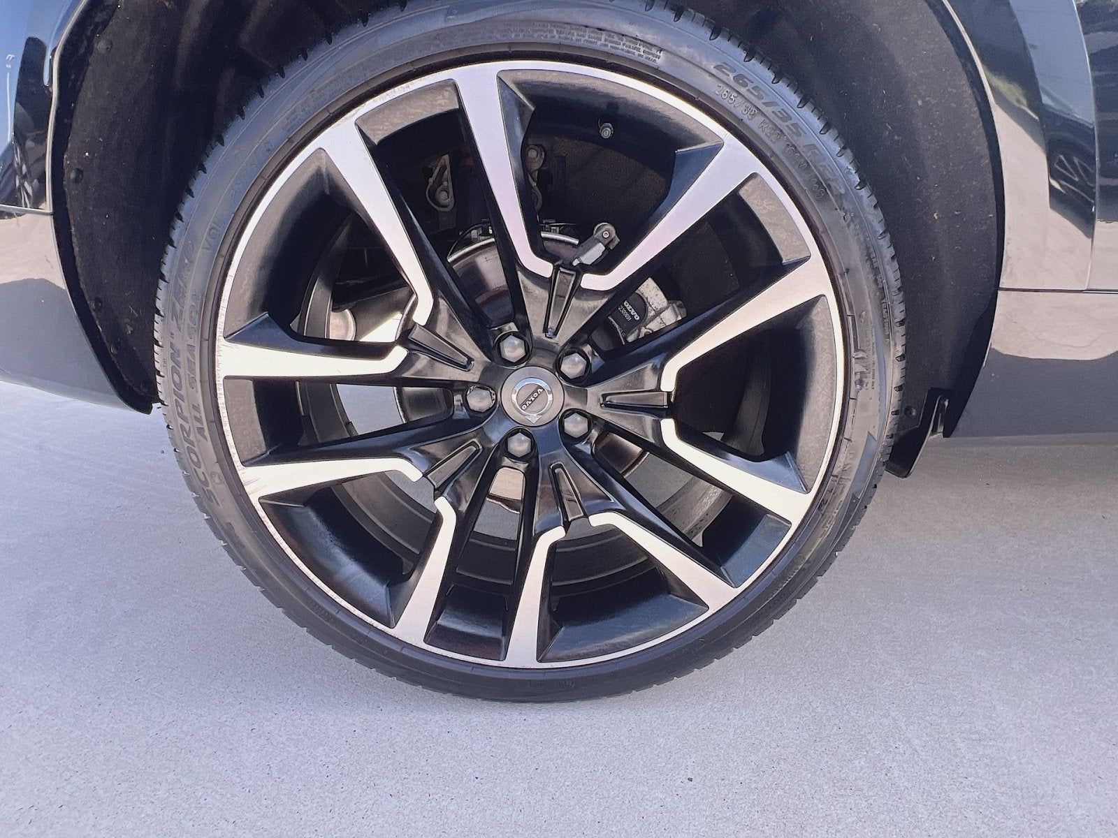 2024 Volvo XC60 B5 Ultimate Dark Theme