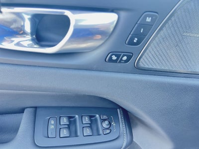 2024 Volvo XC60 B5 Ultimate Dark Theme