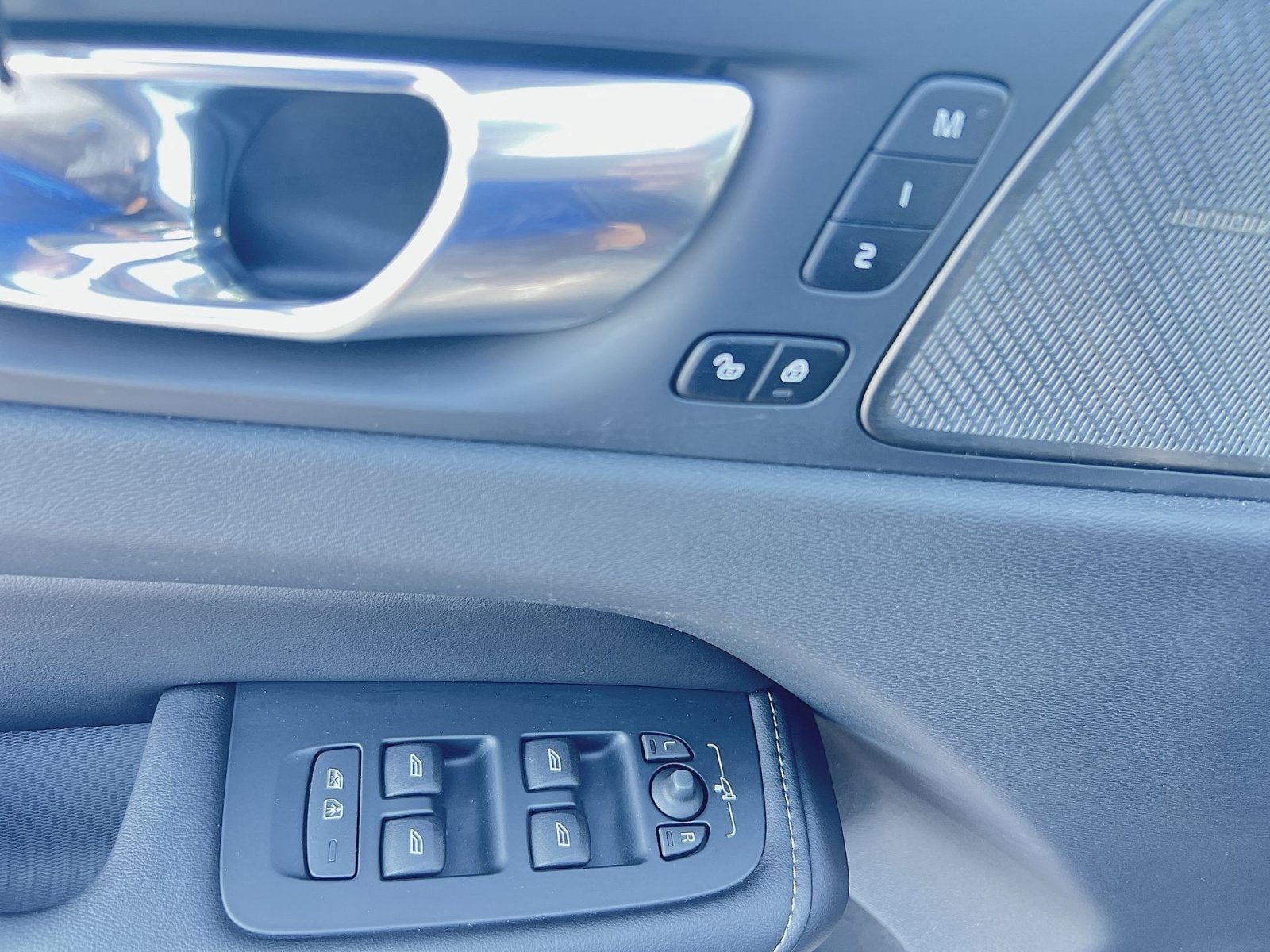2024 Volvo XC60 B5 Ultimate Dark Theme