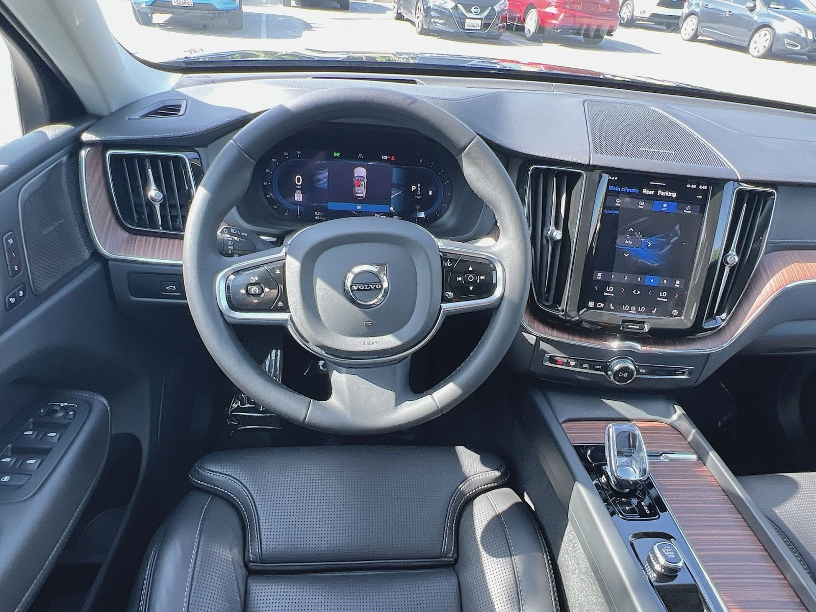 2024 Volvo XC60 B5 Ultimate Dark Theme