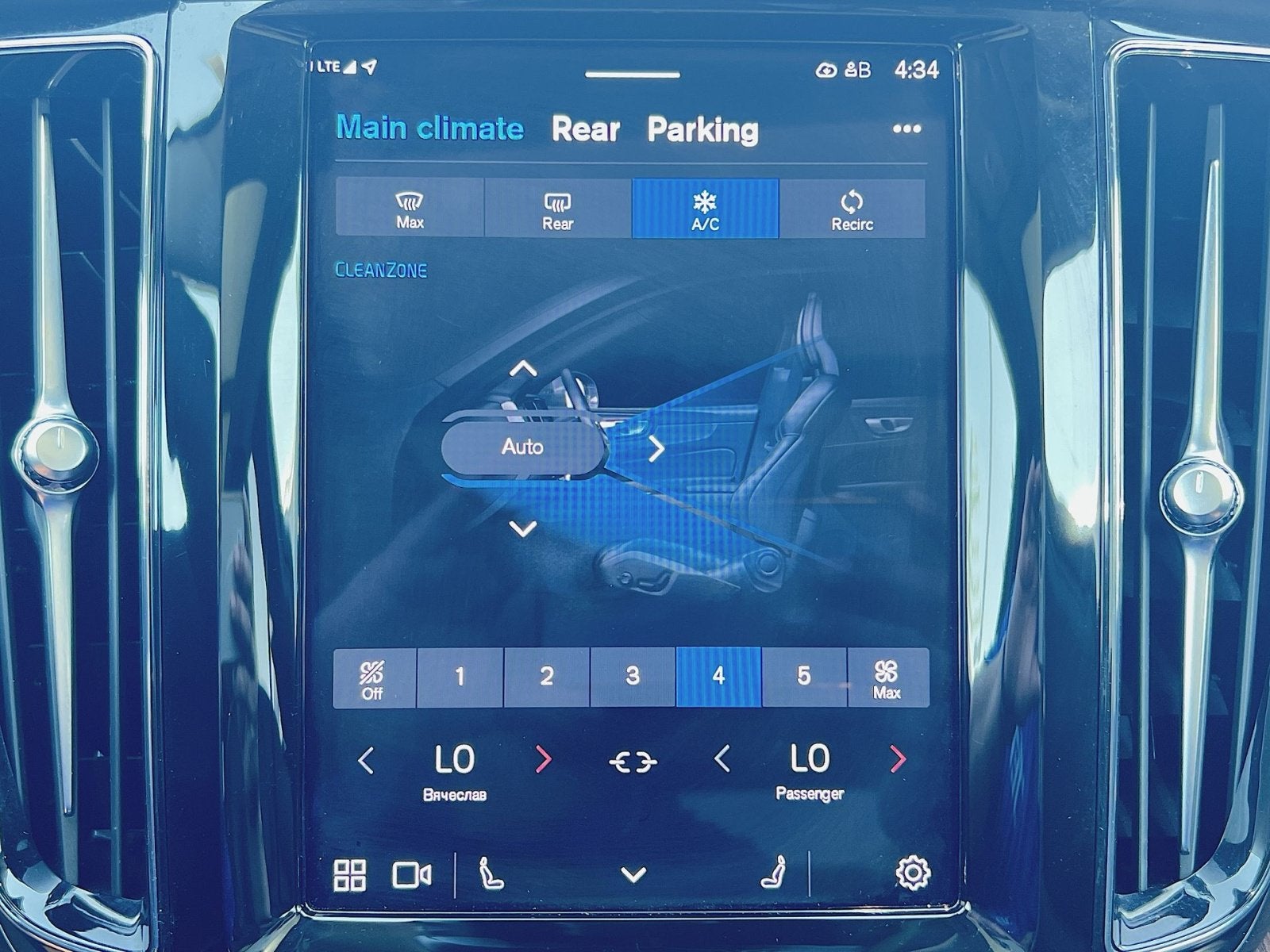 2024 Volvo XC60 B5 Ultimate Dark Theme