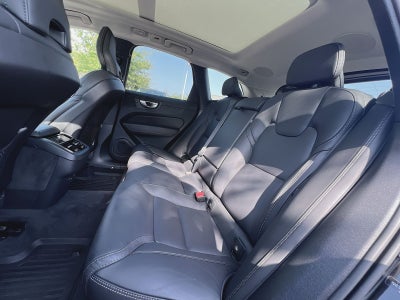 2024 Volvo XC60 B5 Ultimate Dark Theme