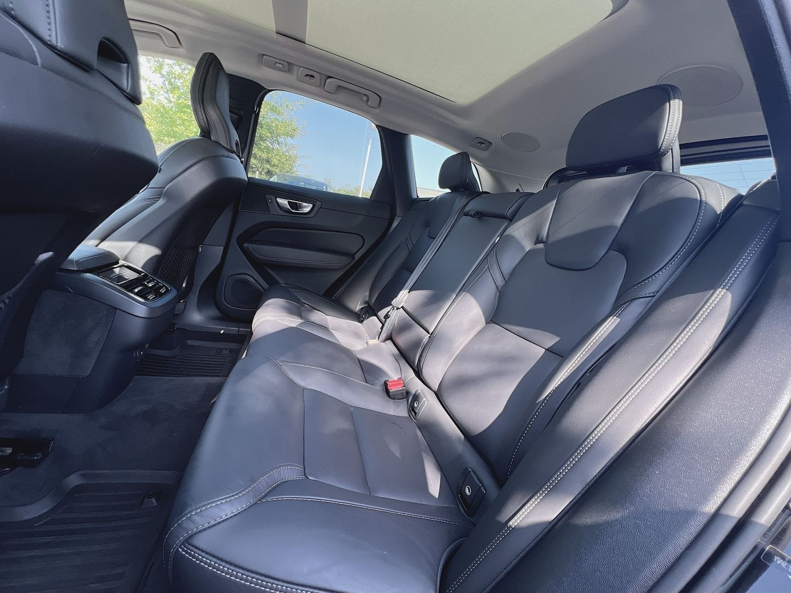 2024 Volvo XC60 B5 Ultimate Dark Theme
