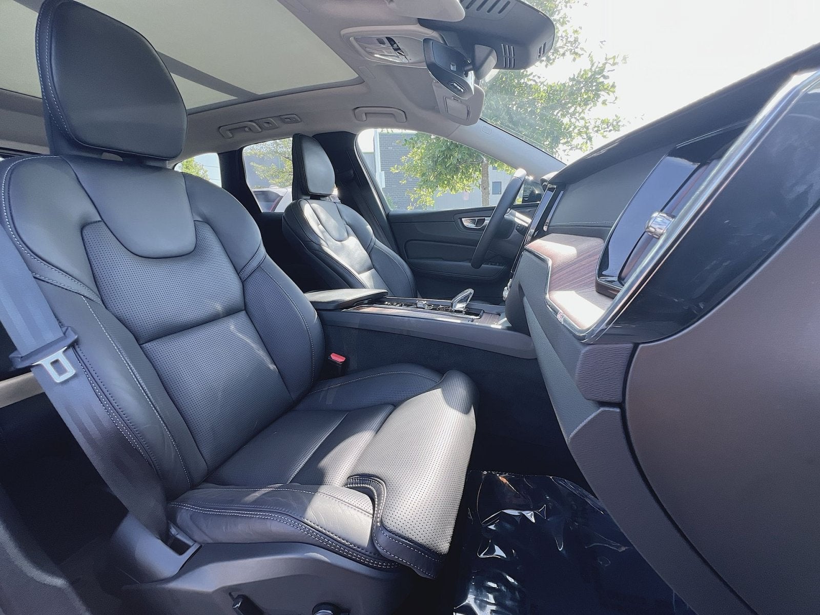 2024 Volvo XC60 B5 Ultimate Dark Theme