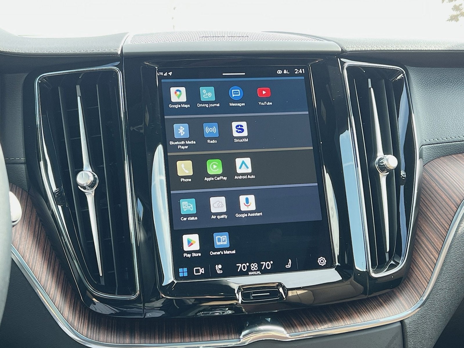 2024 Volvo XC60 B5 Ultimate Dark Theme