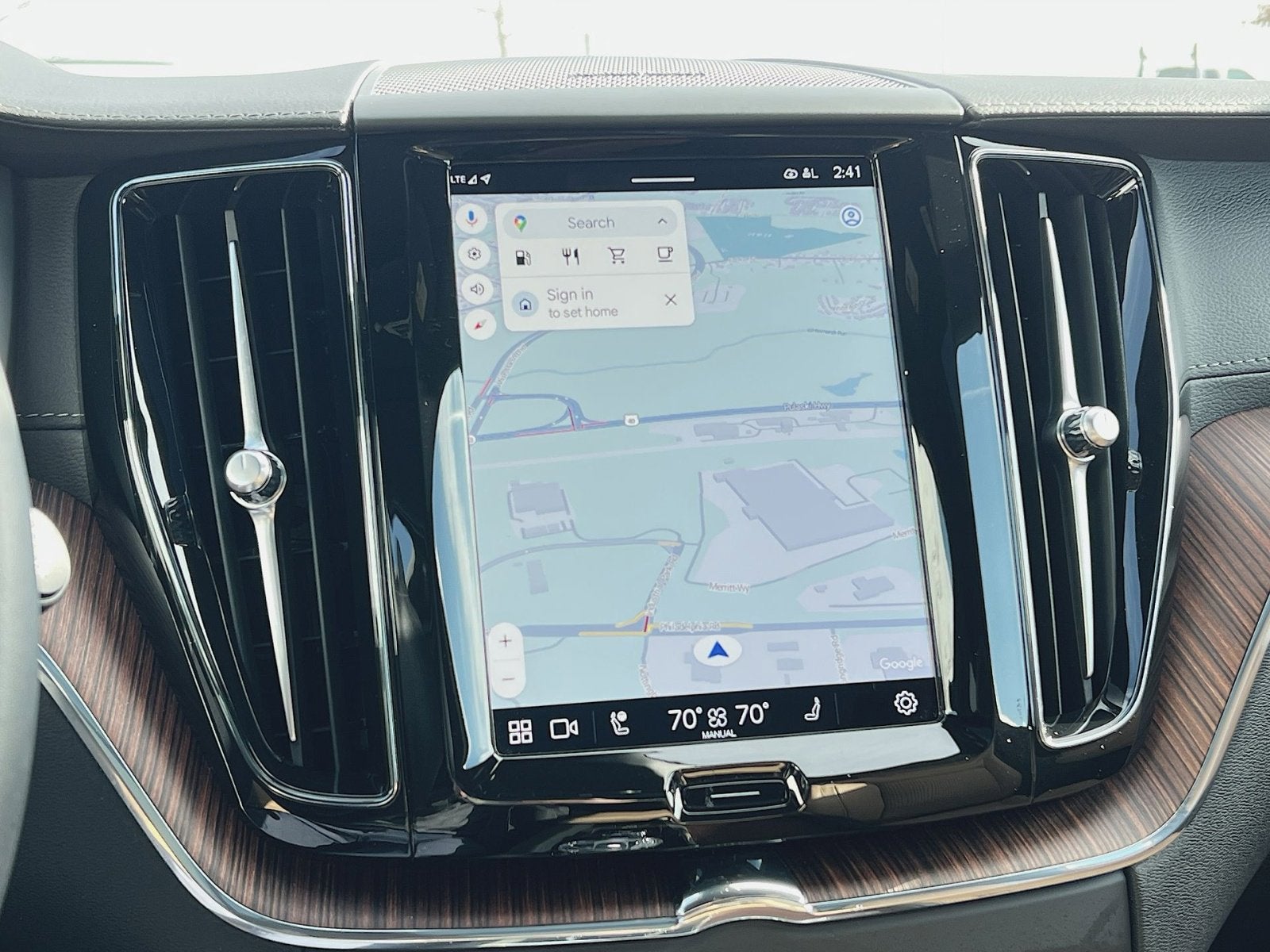 2024 Volvo XC60 B5 Ultimate Dark Theme