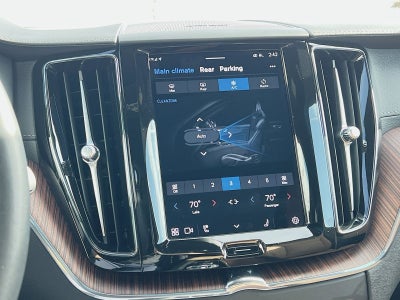 2024 Volvo XC60 B5 Ultimate Dark Theme