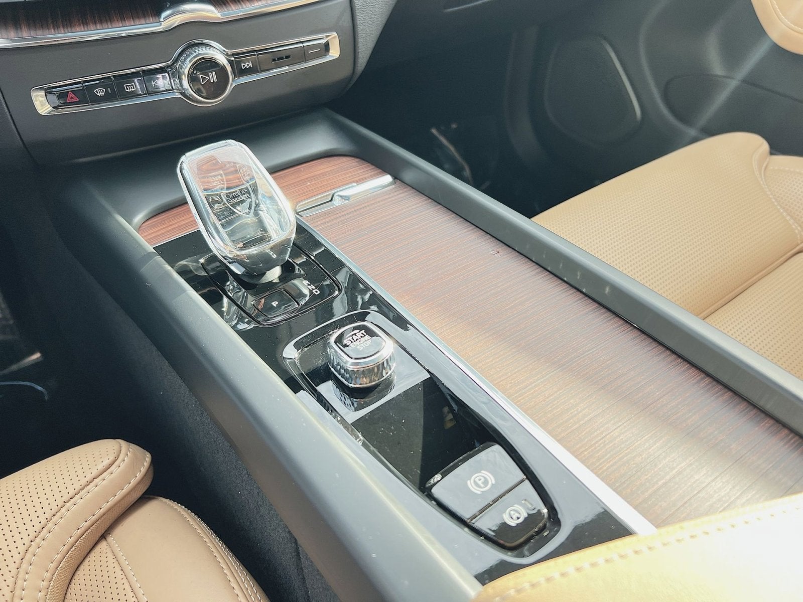 2024 Volvo XC60 B5 Ultimate Dark Theme