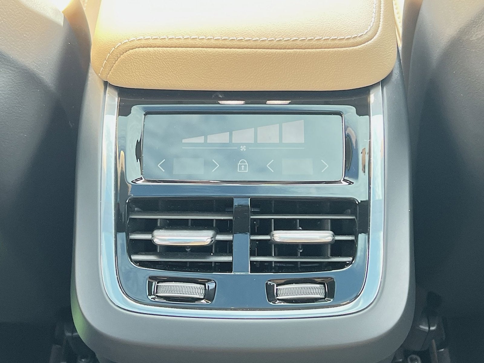 2024 Volvo XC60 B5 Ultimate Dark Theme