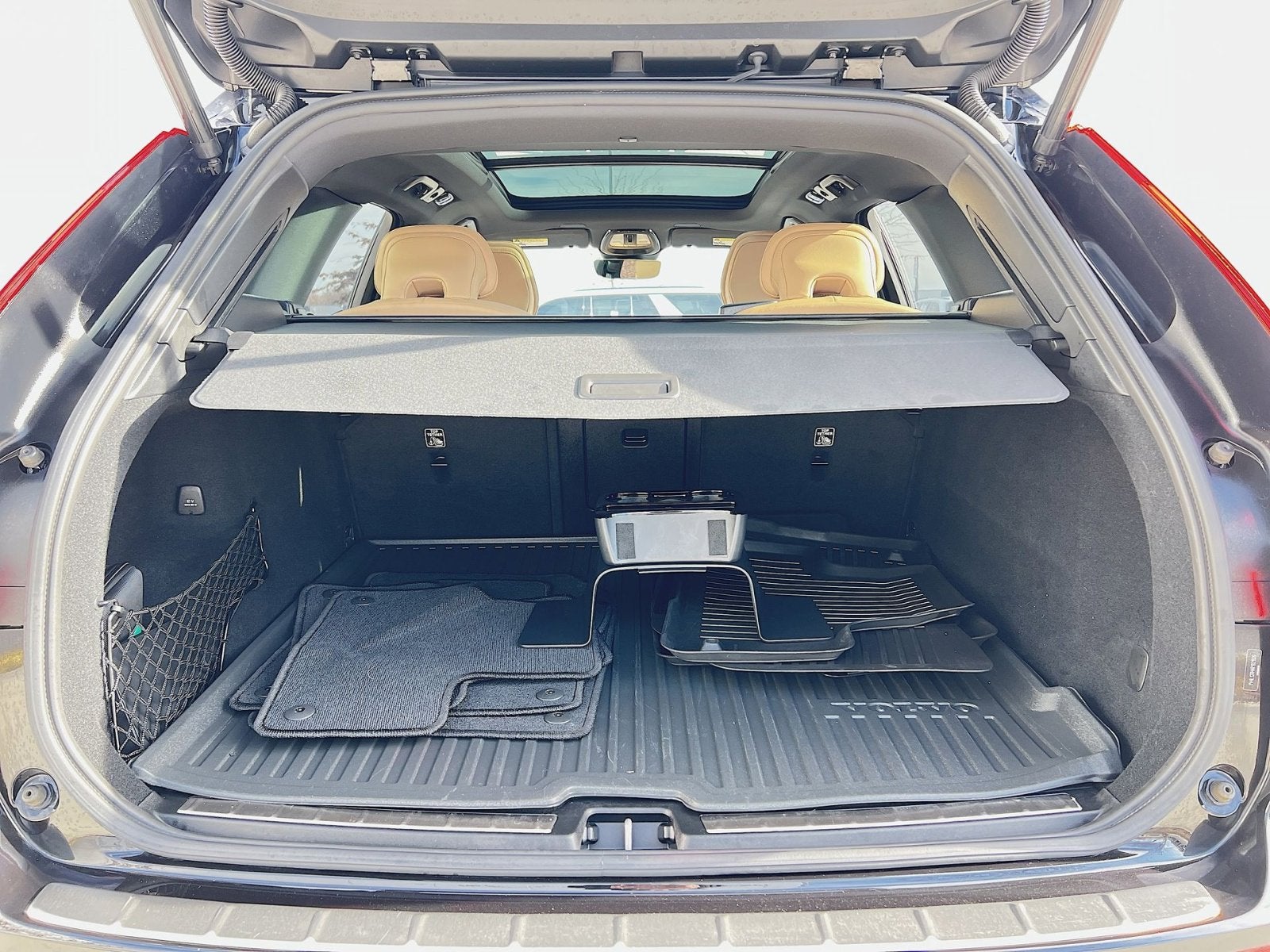 2024 Volvo XC60 B5 Ultimate Dark Theme