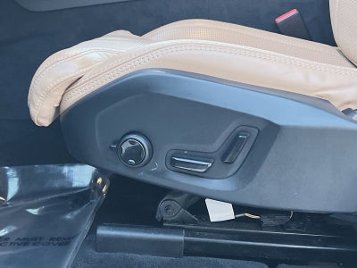 2024 Volvo XC60 B5 Ultimate Dark Theme