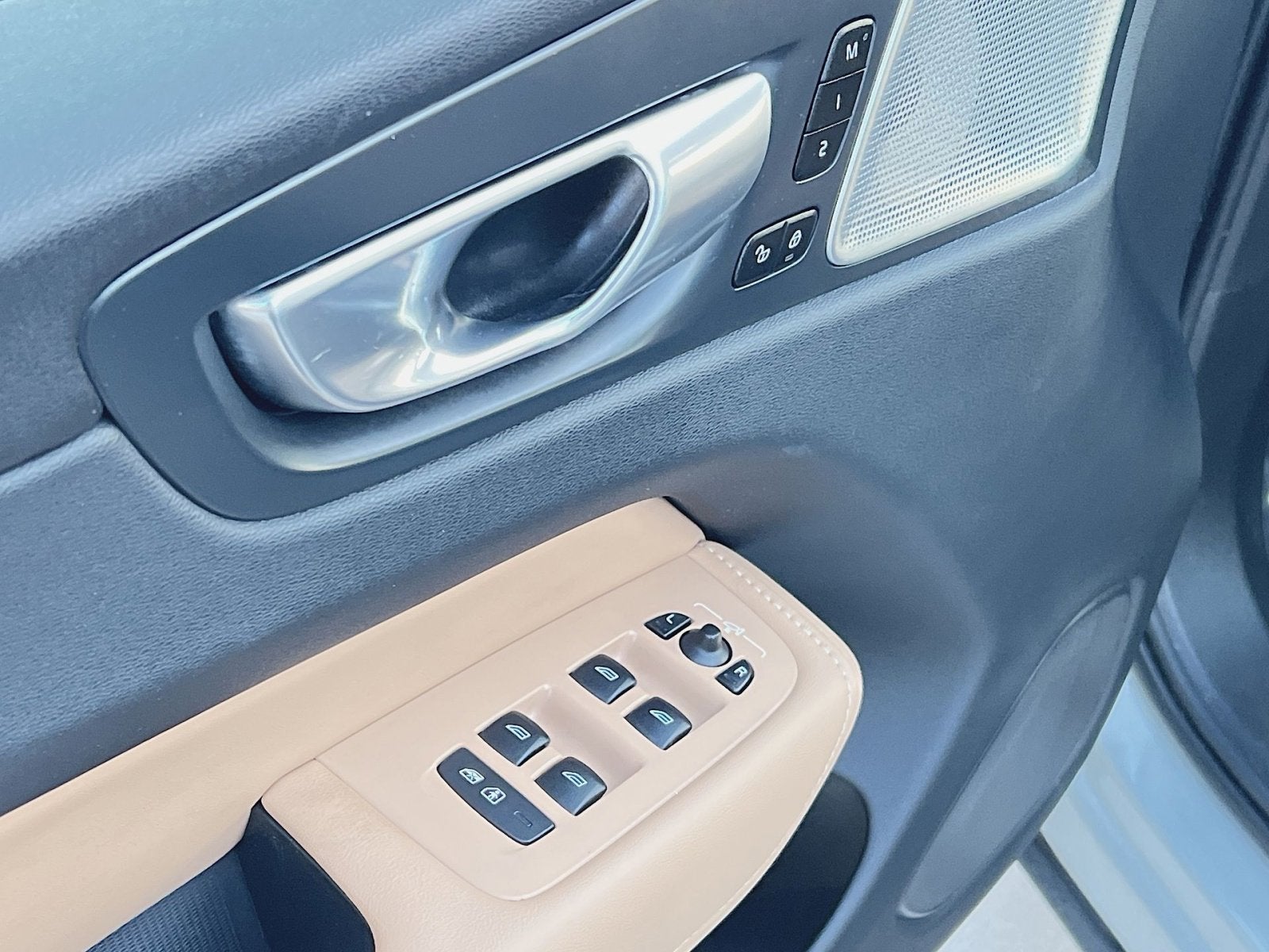 2024 Volvo XC60 B5 Ultimate Dark Theme