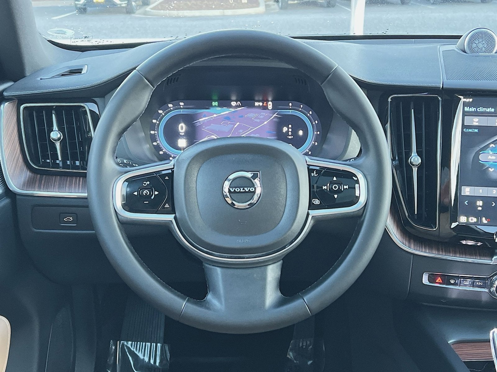 2024 Volvo XC60 B5 Ultimate Dark Theme