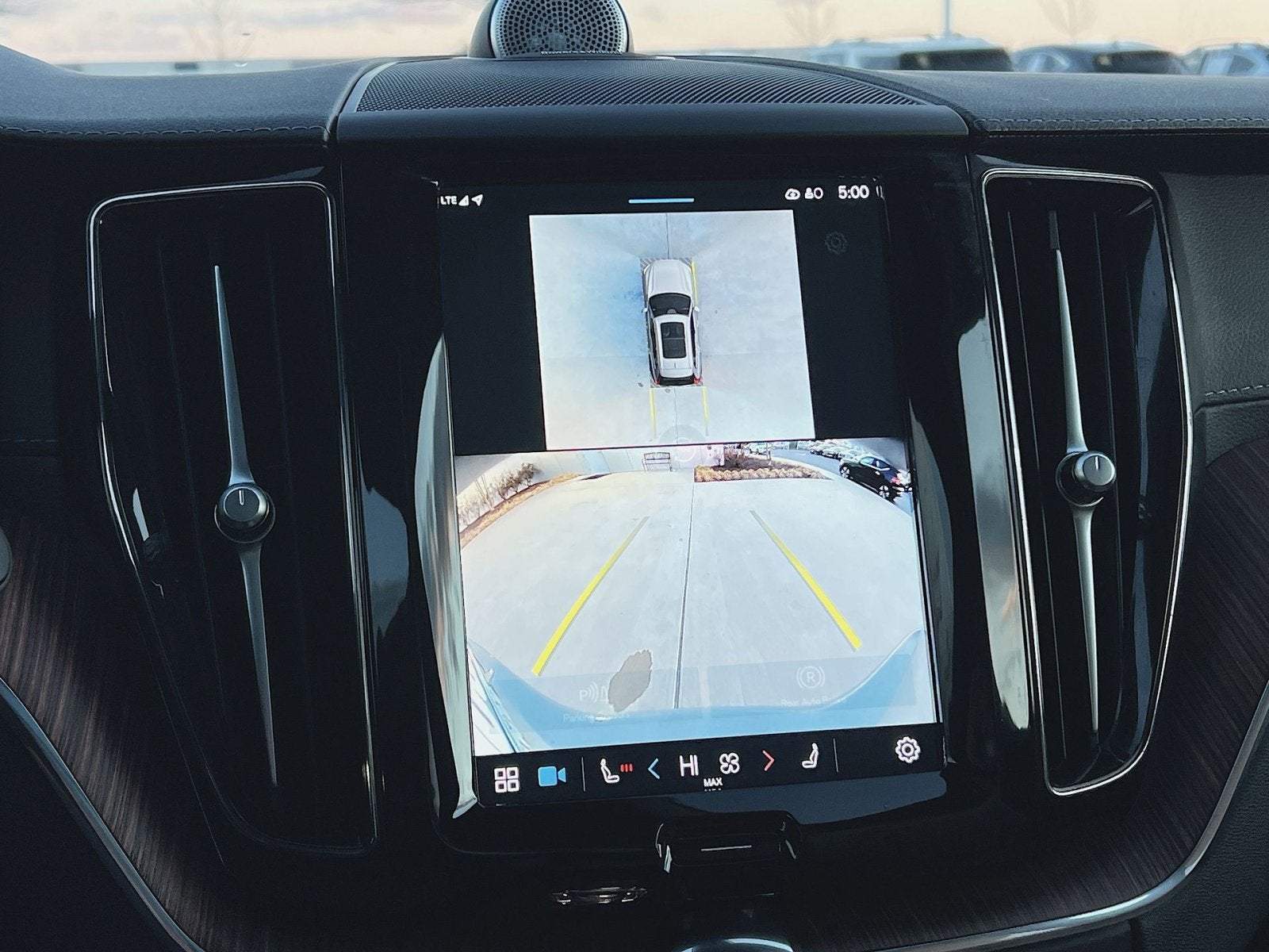 2024 Volvo XC60 B5 Ultimate Dark Theme