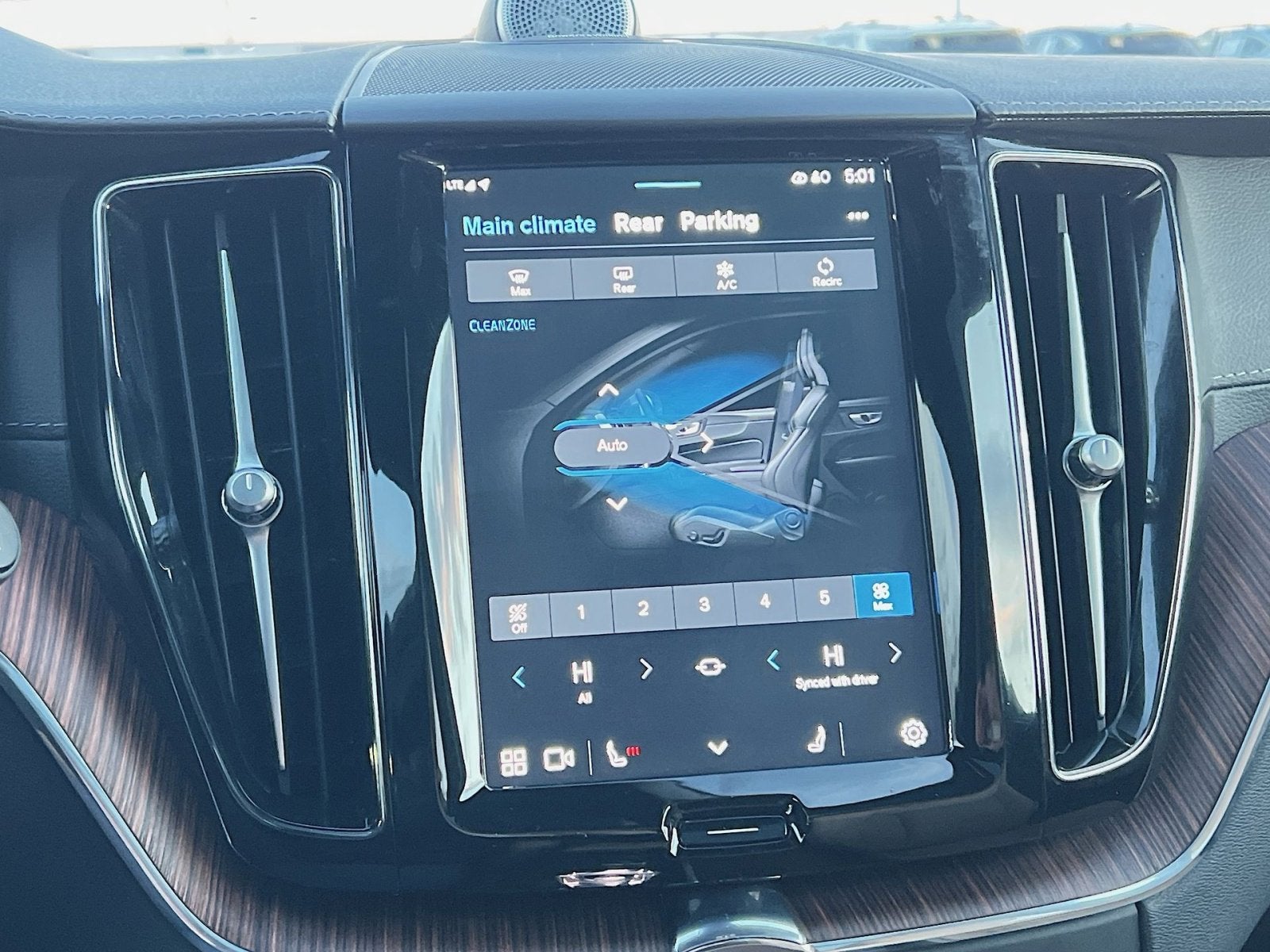 2024 Volvo XC60 B5 Ultimate Dark Theme