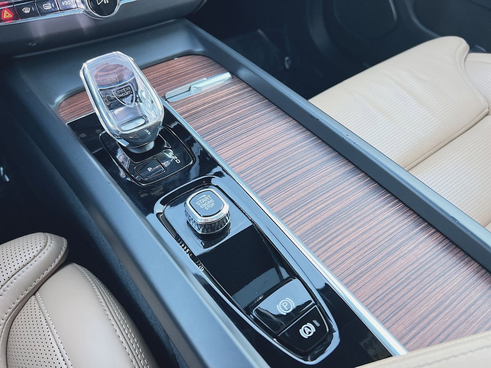 2024 Volvo XC60 B5 Ultimate Dark Theme